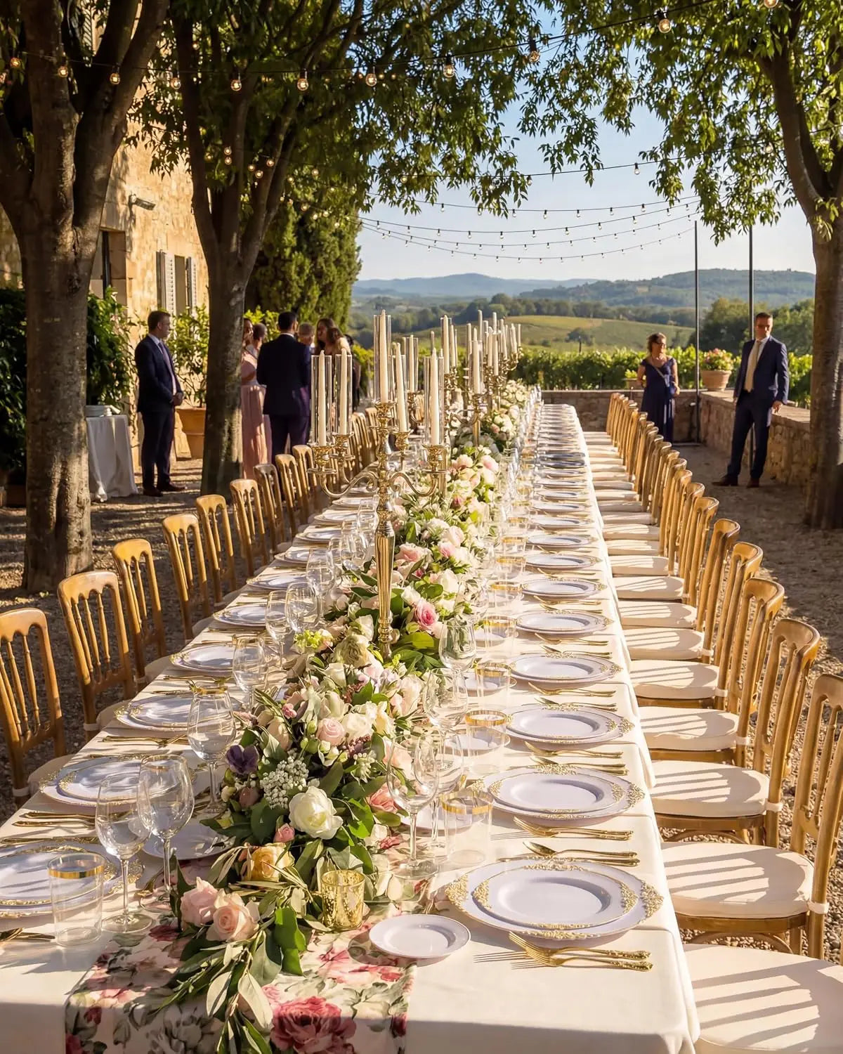 700 pcs Gold Plastic Dinnerware Sets for 100 Guests